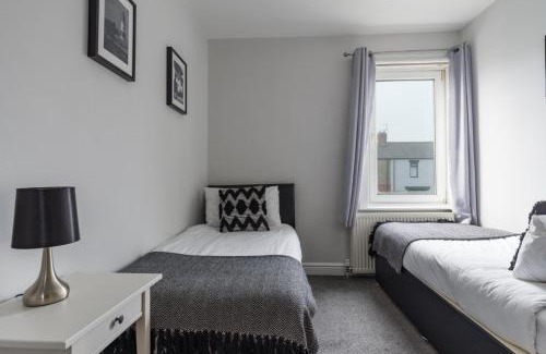 Ashington House | Hawthorn House-Sleeps 4-Pet friendly-Parking