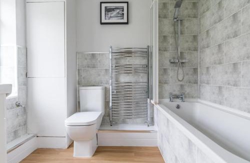 Ashington House | Hawthorn House-Sleeps 4-Pet friendly-Parking