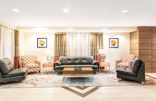 Potomac Falls Hotel | Hawthorn Suites Sterling Dulles North