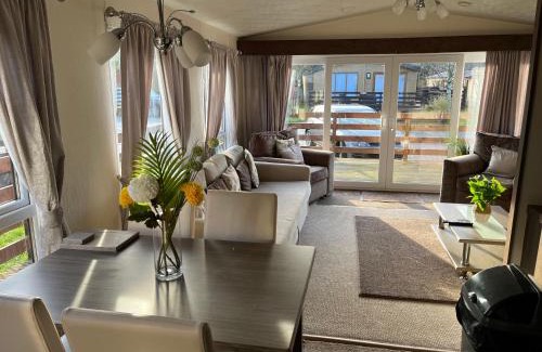 Morpeth Cabin | Hazel Oaks, Beautiful Lodge with Hot Tub - Sleeps 6 - Felmoor Park