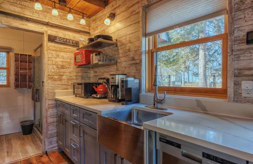Douglas House | Hear the waves of Lake MI from Hot Tub - Dog Friendly
