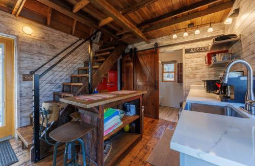 Douglas House | Hear the waves of Lake MI from Hot Tub - Dog Friendly