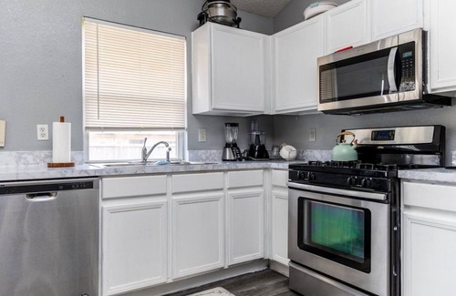 Southeast Arlington House | Heart of Arlington, Cozy Home