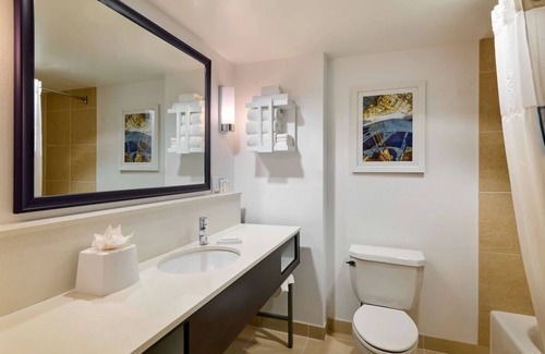 Mount Vernon Triangle Hotel | Heart of D.C.: Modern Amenities Close to Historic Monuments & Chinatown