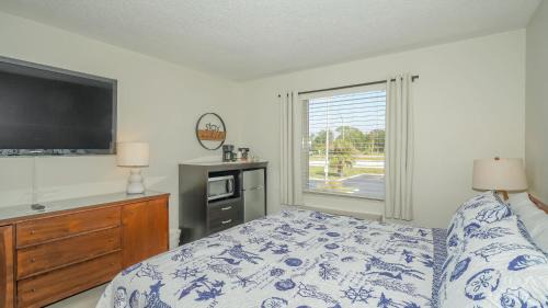 Trailer Estates Apartment | Heated Pool, Bunk Beds, King Bed, Huge TV, Marina, Tiki Bar