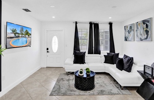 Ives Estates House | Heated Pool, Pool table, Fire pit, Stadium Home