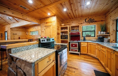 Broken Bow Cabin | Heated Pool | Secluded | Dog Friendly | Hot Tub