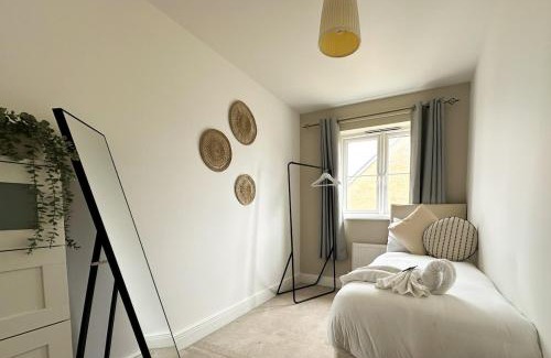 Stanwell House | Heathrow Home - Sleeps 6 - Free Parking