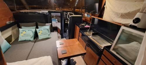 Avignon Boat Rental | HEBERGEMENT Bateau à Quai