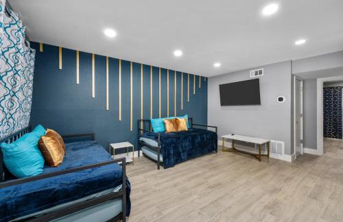 Houston Heights Apartment | Heights 1BR Chic Apt with King Bed & Pool