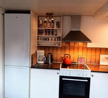 Allinge Apartment | Helt byhus 120 kvm centralt med 2 soveværelser, 5 senge og havkig