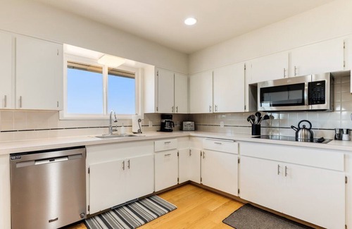 Dundee House | Henry's Hideout - Four King Bedroom Home Overlooking World Class Vineyards