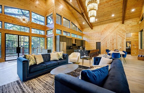 Hochatown Cabin | Hidden Gem – Skee Ball, Pinball, Arcades, Shuffleboard, Foosball, Hot Tub