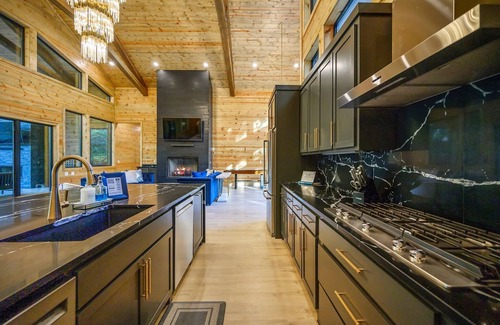 Hochatown Cabin | Hidden Gem – Skee Ball, Pinball, Arcades, Shuffleboard, Foosball, Hot Tub