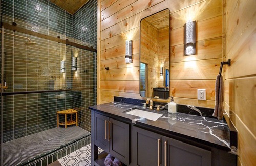 Hochatown Cabin | Hidden Gem – Skee Ball, Pinball, Arcades, Shuffleboard, Foosball, Hot Tub