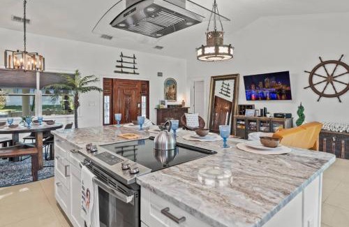 Old Seminole Heights House | Hideout on the Hillsborough is a Gorgeous Renovated 3BR Pet Friendly Home on the Hillsborough River located in the North End of Seminole Heights