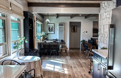 Carnelian Woods House | High End Design Lakeview Cabin Walk to Beaches + Restaurants