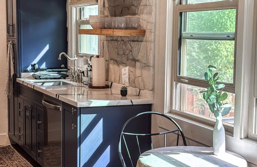 Carnelian Woods House | High End Design Lakeview Cabin Walk to Beaches + Restaurants
