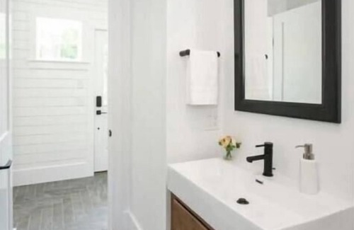 Historic Hill House | High-End Fully Renovated House- w/ yard & parking