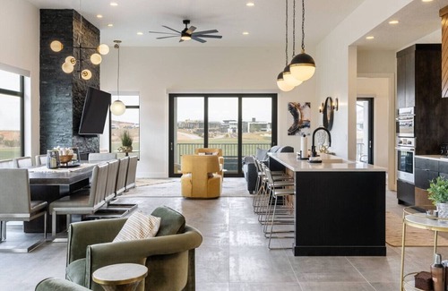 Hurricane Apartment | High-End Pool Gem ~ Upscale Golf Community ~ Views