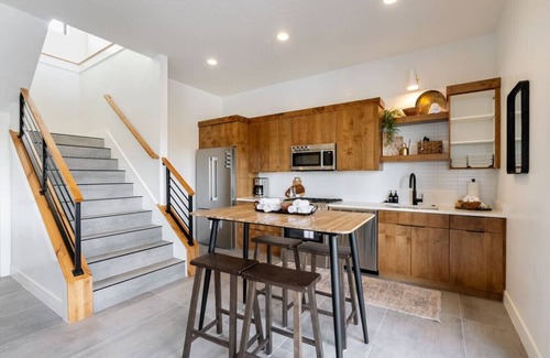 Hurricane Apartment | High-End Pool Gem ~ Upscale Golf Community ~ Views