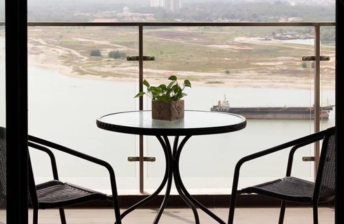 Central District Apartment | High-floor 2BR Suite, Water Views, Free Parking