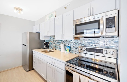 Waikiki Apartment | High Floor Ocean View Condo (King Bed and Parking)