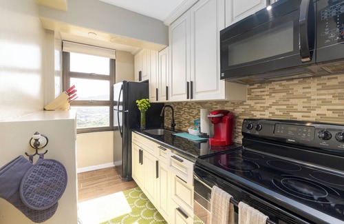 Waikiki Apartment | High Floor Ocean View Condo (King Bed and Parking)