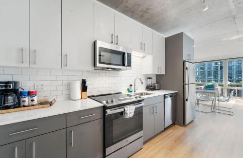 River North Hotel | High-Rise 4BR w Views Comfort & Space