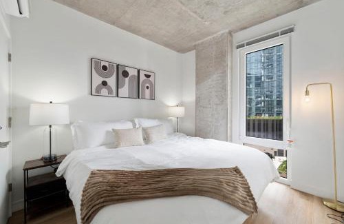 River North Hotel | High-Rise 4BR w Views Comfort & Space