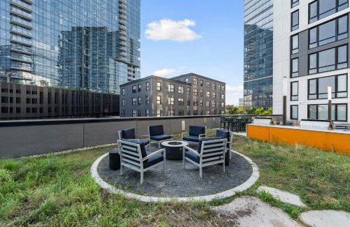 River North Hotel | High-Rise 4BR w Views Comfort & Space