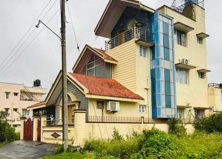 Huliyarahalli Villa | Hill-view nest