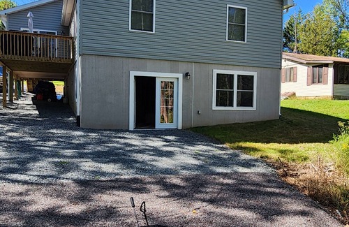 Lake Ariel Ski Chalet | Hillside Chalet "The Beagles Nest" minutes from the beach ! New Construction