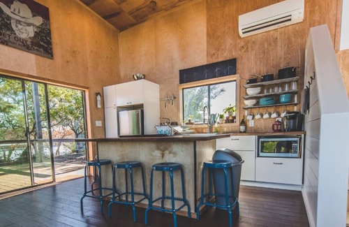 Dripping Springs Apartment | Hilltop Hideaway, Cabin w/view, loft & Light