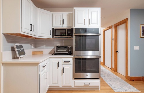 Grantham House | Hilltop Hideaway- Gorgeous Fall foliage, 4 bed, 3 ba; EV charger: