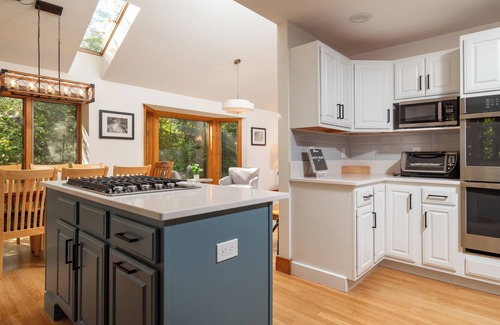 Grantham House | Hilltop Hideaway- Gorgeous Fall foliage, 4 bed, 3 ba; EV charger: