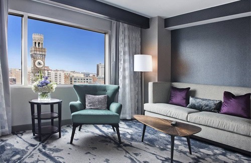 Downtown West Hotel | Hilton Baltimore 1 King Bed Deluxe Suite