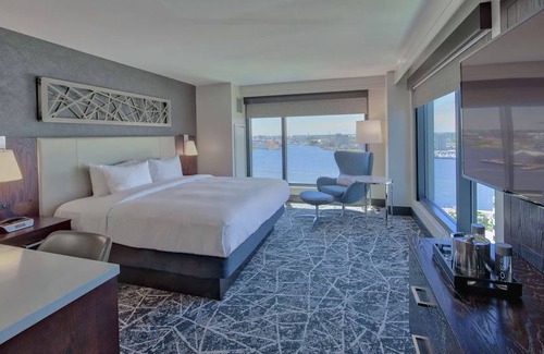 Downtown Hotel | Hilton Norfolk The Main