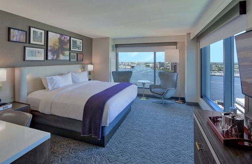 Downtown Hotel | Hilton Norfolk The Main