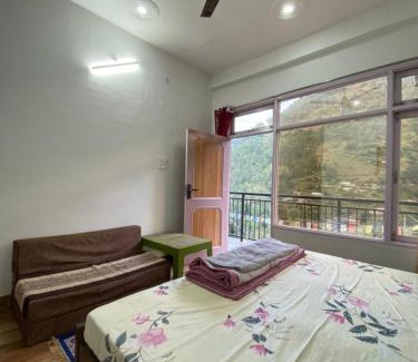 Kumharsain Hotel | Himalayan Escape - Food & Stay