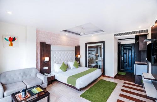 Shimla Hotel | Himalayan Mountain and Valley View - Garden with bonefire - Ample Parking - Luxury Balcony rooms -by Aachman Stays! Mashobra