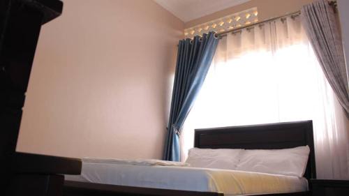 Kampala Hotel | HIS & HERS MOTEL restaurant and spa
