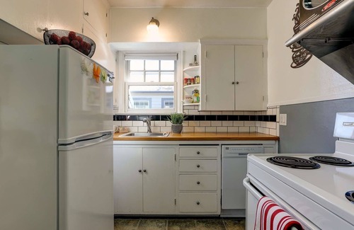 Old Bend Condo | Historic Drake Cottage - Walk to Downtown Bend - Drake Park Across the Street - Perfect for Couples