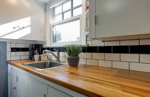 Old Bend Condo | Historic Drake Cottage - Walk to Downtown Bend - Drake Park Across the Street - Perfect for Couples