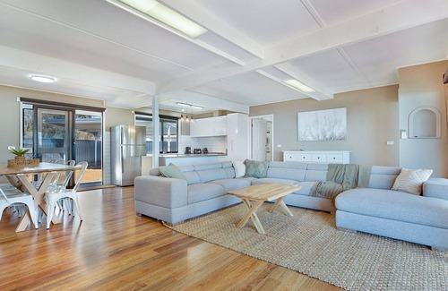 Yarrawonga House | Hogan's Lakehouse overlooking Lake Mulwa pet friendly.