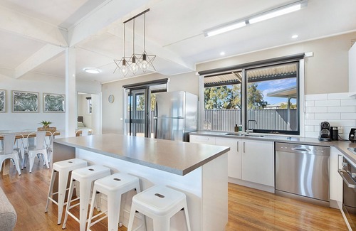 Yarrawonga House | Hogan's Lakehouse overlooking Lake Mulwa pet friendly.