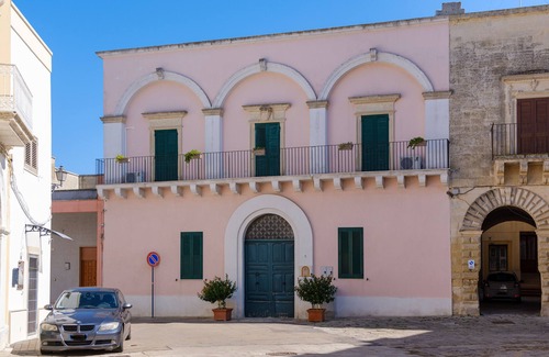 San Donato di Lecce Apartment | Holiday Apartment 1 - Palazzo Costantini with Balcony, Shared Garden & Wi-Fi