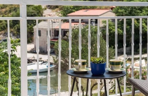 Cove Donja Krusica (Donje selo) Apartment | Holiday apartment Grohote for 1 - 5 persons with 2 bedrooms - Holiday apartment in one or multi-fami
