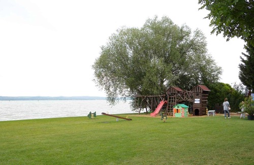 Balatonoszod Apartment | Holiday apartment right on the beach