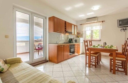 Vrbnik Apartment | Holiday apartment with air conditioning and sea view